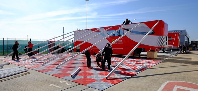 Le paddock prend forme à Silverstone